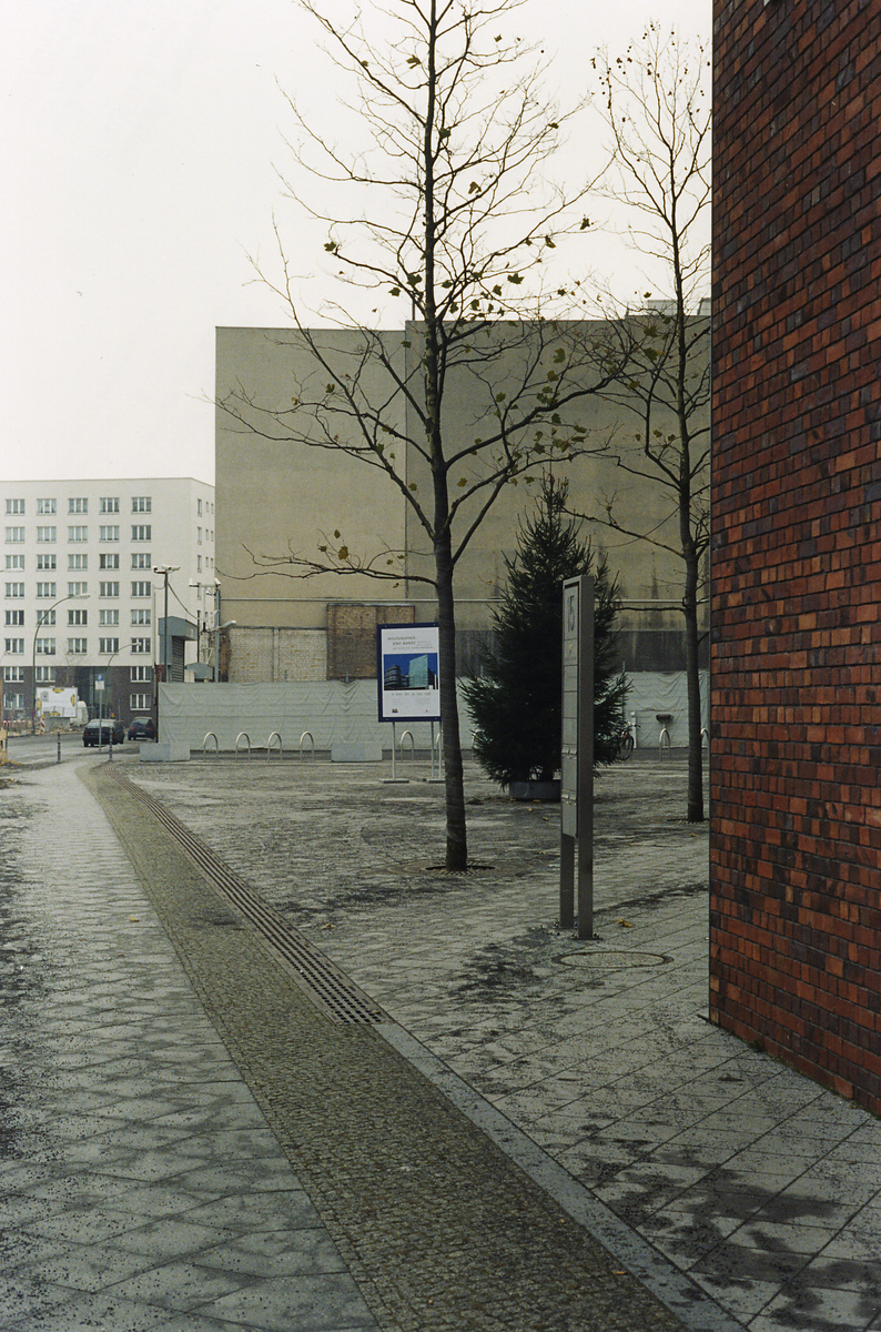 Adrian Sauer, Kulisse – Kommandantenstraße 