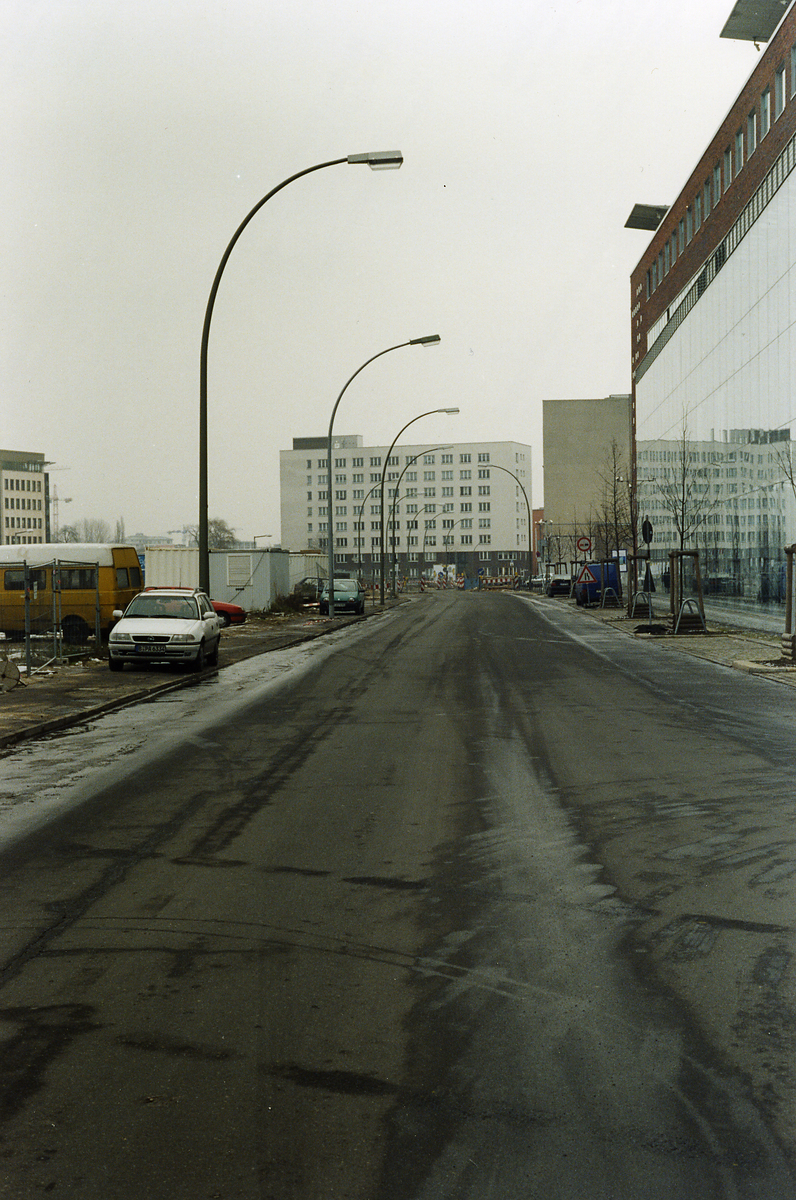 Adrian Sauer, Kulisse – Kommandantenstraße 