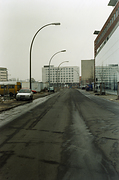 Adrian Sauer, Kulisse – Kommandantenstraße 