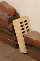 Adrian Sauer, Ziegel – Strangpressziegel und Wasserstrichziegel, Dünnformat, gruppiert, Hof 