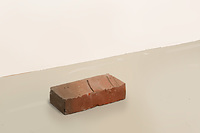 Adrian Sauer, Ziegel – Wasserstrichziegel, Dünnformat, Innenraum 